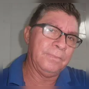 Person 3 Holding GlucoHero