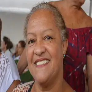 Person 4 Holding GlucoHero